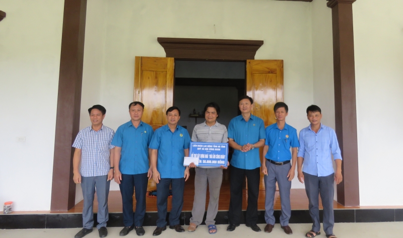 20 đoàn viên hoàn cảnh khó khăn được hỗ trợ làm, sửa chữa nhà Mái Ấm Công đoàn đợt 3